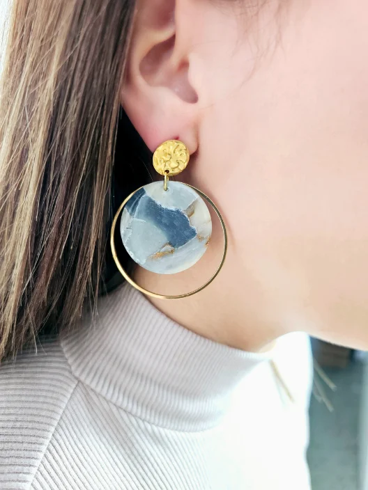 boucles d'oreilles Solvara portées